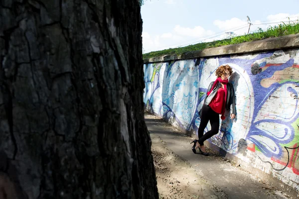 Gorgeous woman posing with graffiti — Stock Photo, Image